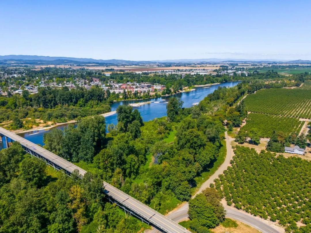 Riverfront Property Close To Independence OR