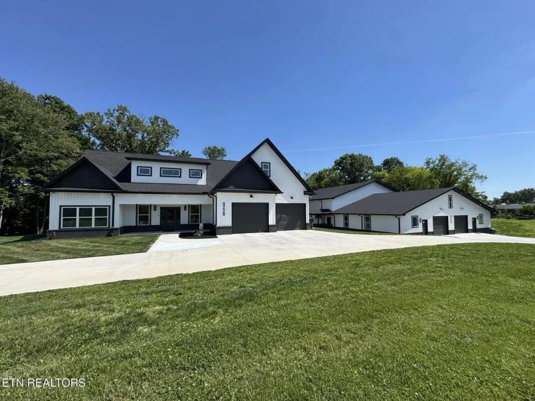 Luxury Family Estate with Indoor Pickleball Court
