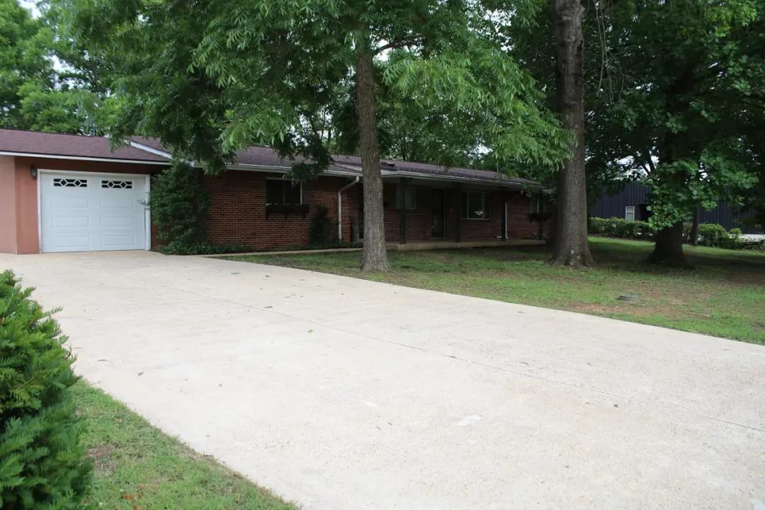 Beautiful Brick Home on 1.6+/-AC For Sale in Doniphan, MO