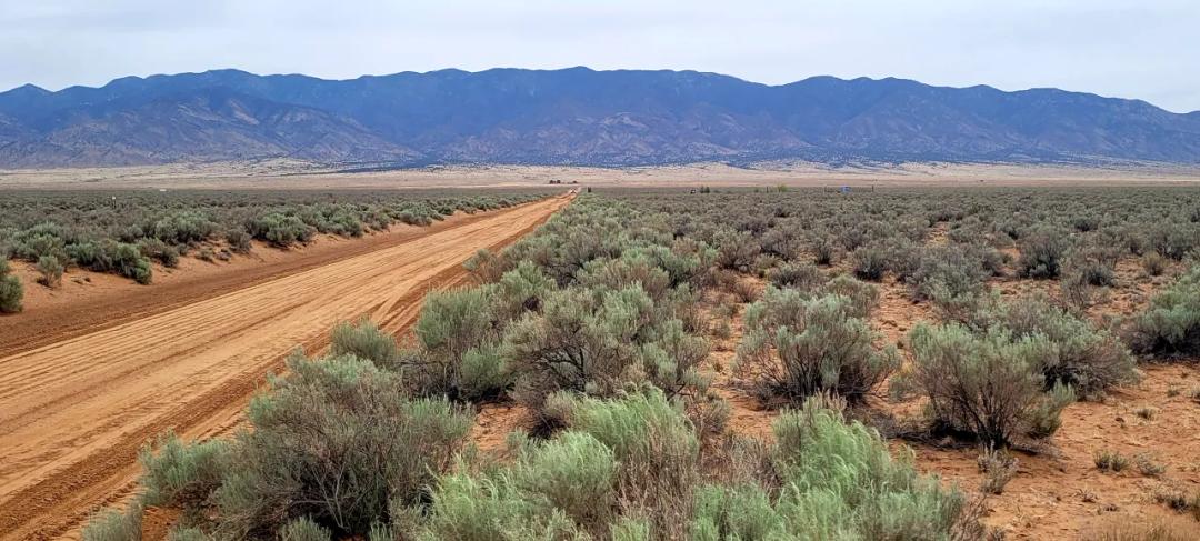 Wide open Spaces 40 minutes South of Albuquerque - Off Grid mobiles modulars site-biilds