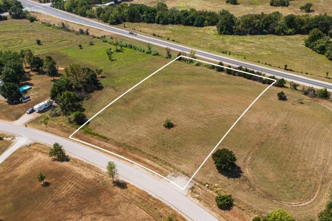 Buildable Lot Located In Deer Trail Run In Independence Kansas