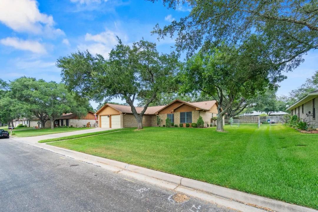 108 Meadow Creek Dr, Schulenburg