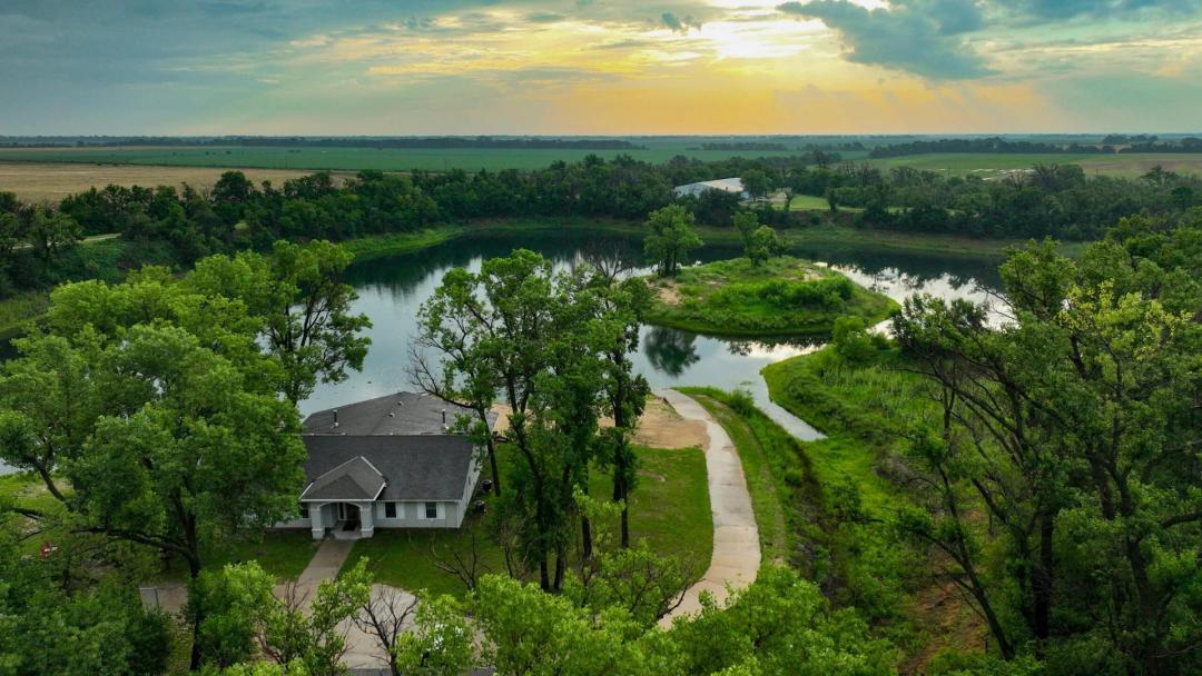 Lakefront Retreat 30 Minutes From Wichita