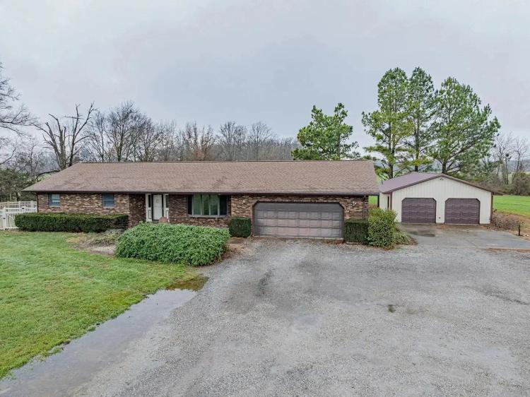 3 bed, 2.5 Bath on 20 +/- Acres!