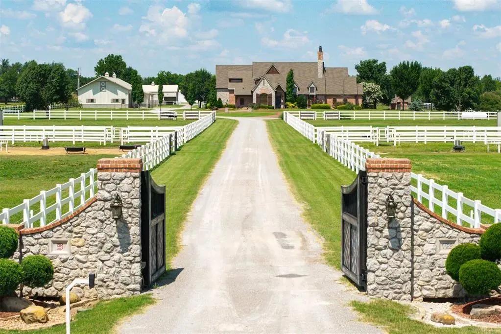 Equestrian Estate in Goldsby
