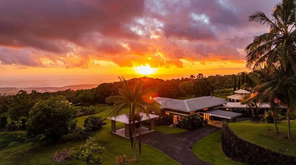 The Hilltop Hacienda in Hale O Pueo