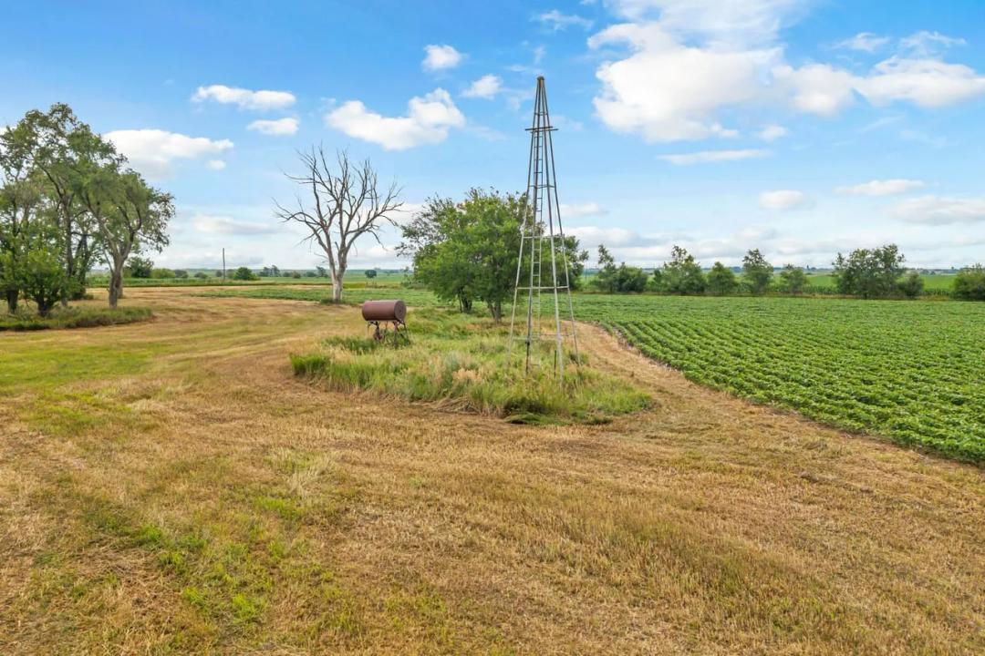 Listing #18559 - 156.06 acres in Hutchinson County, SD