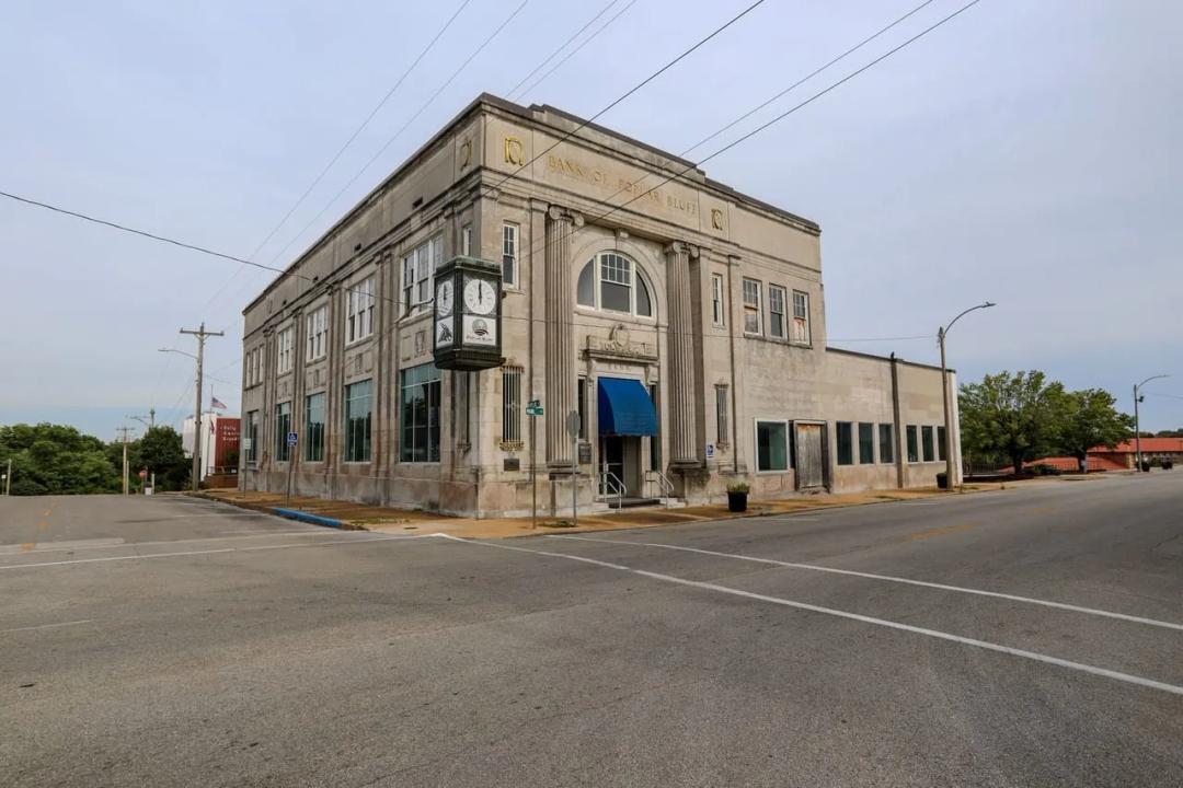 Prominent Commercial Property For Sale in Poplar Bluff, MO