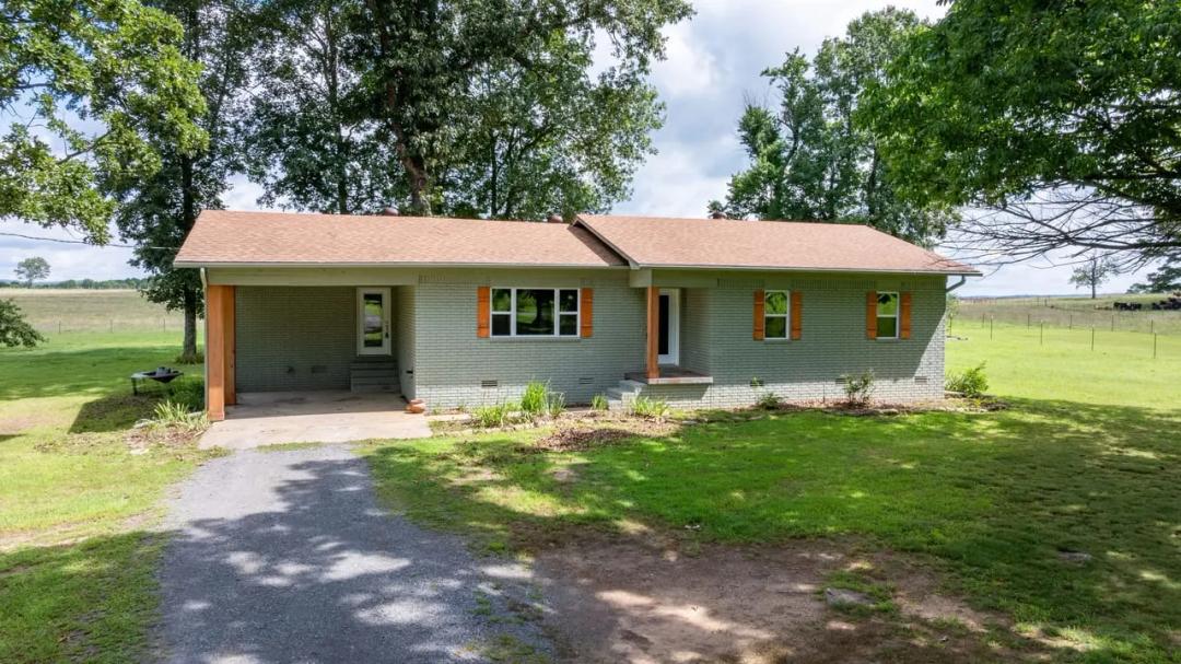 Modern 3BD/2BA Farmhouse w/ Vista Pasture & Mountain Views 1.97 +/- acre | Shirley, AR close to Lake & River | Van Buren County