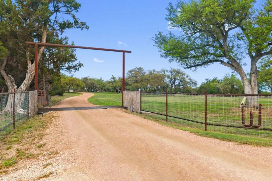 7503 E US Hwy 290, Johnson City, TX 78636