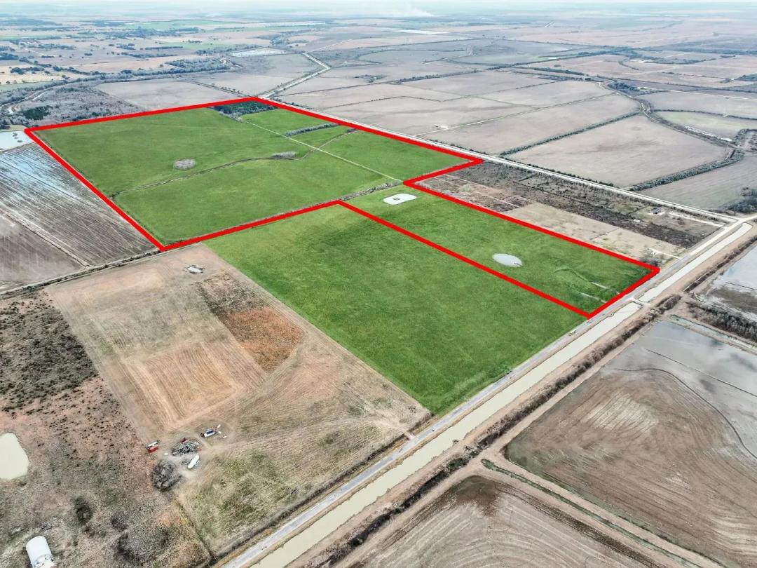 747 Canal Rd, Winnie, TX 77665