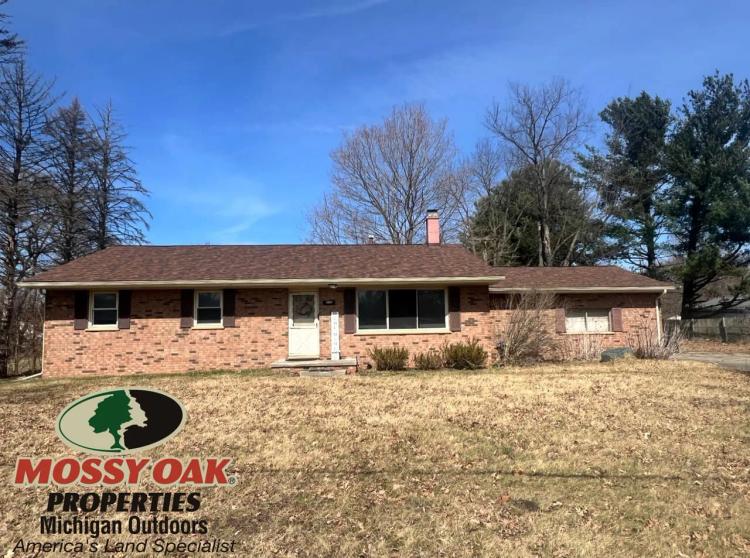 740 W. Main St, Pinckney MI 48619 / 1,440 Sqft. 3 Bedroom 1.5 Bath  W/ attached 2 Car Garage