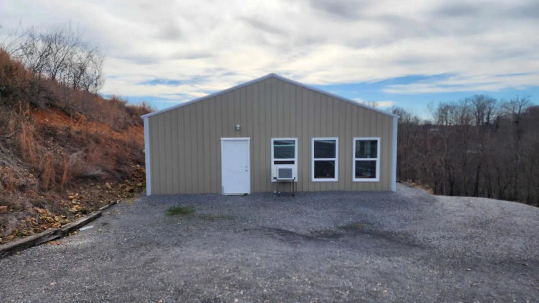 10 AC W/ RIVER & MTN VEIWS / HOME / GARAGE & SHED 