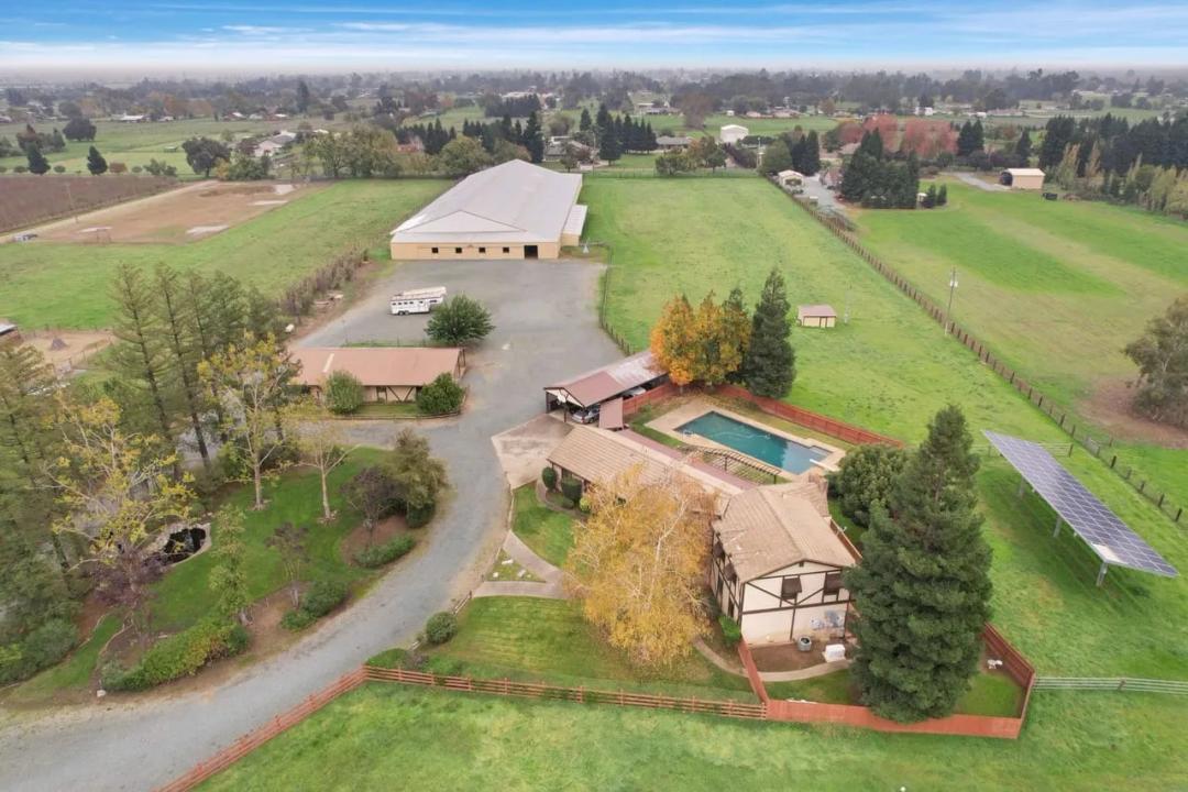 Exceptional 10+/- acre equestrian property in Acampo, Ca.