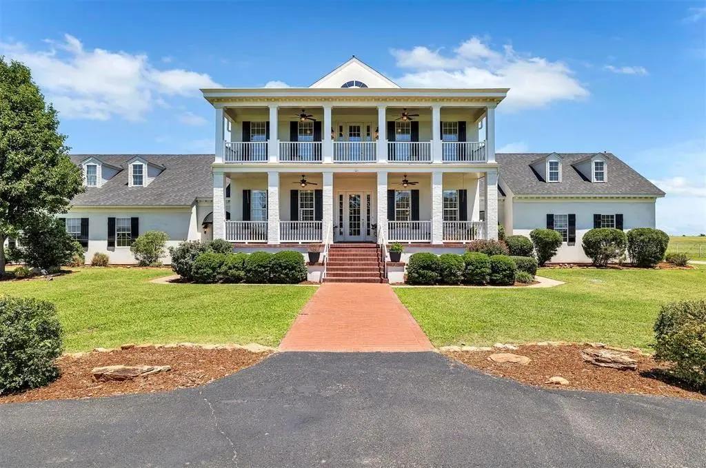 Southern elegance meets breathtaking Oklahoma countryside! 