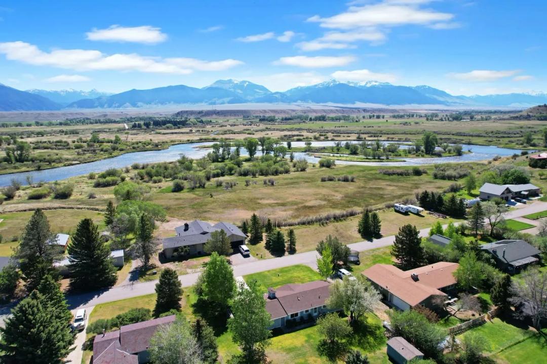 Close to Madison River & lower Ennis location