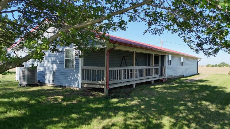 Delightful Country Home in Coin, Iowa for Sale on 1.89 Acres