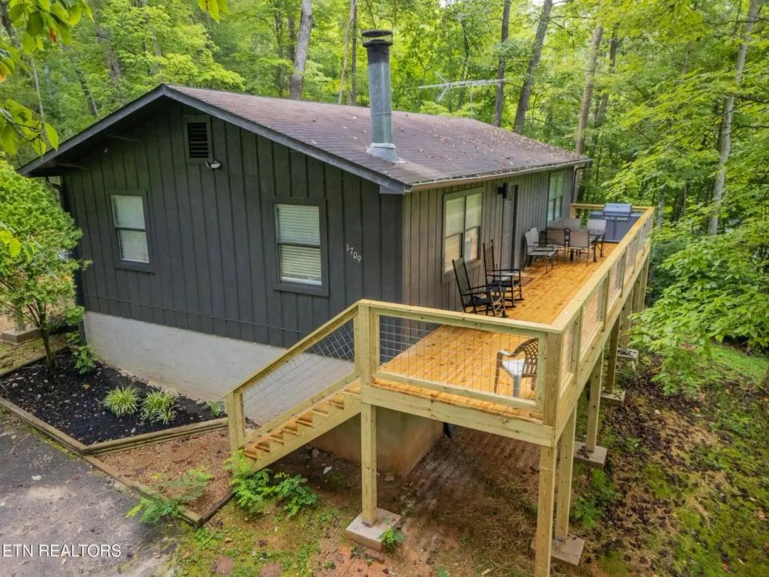 Own the Paws and Relax Off-Roader's Lodge!