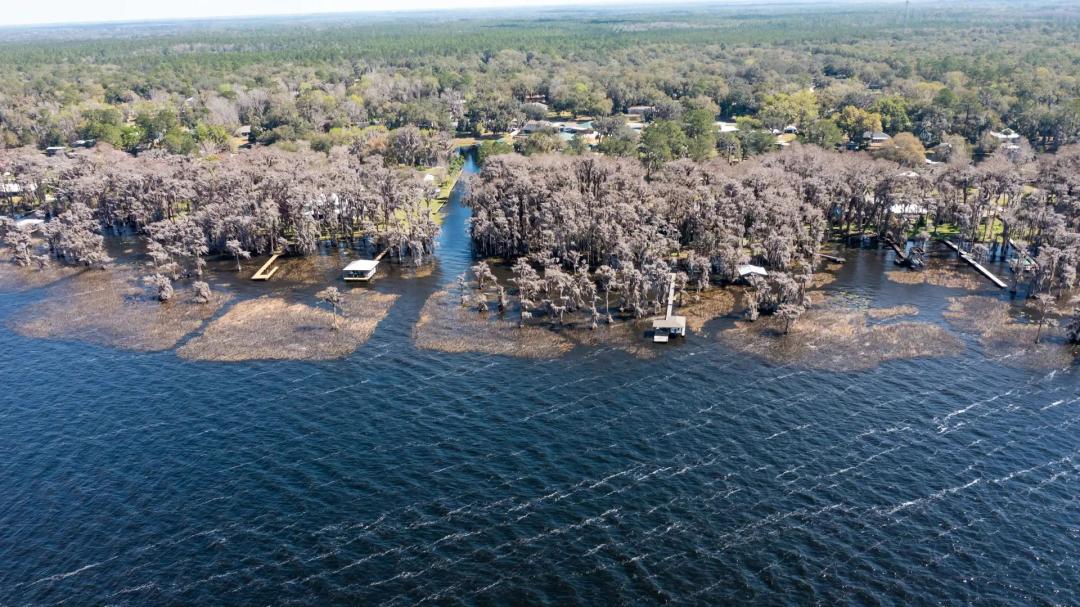 Create your dream lakefront retreat {L-320}