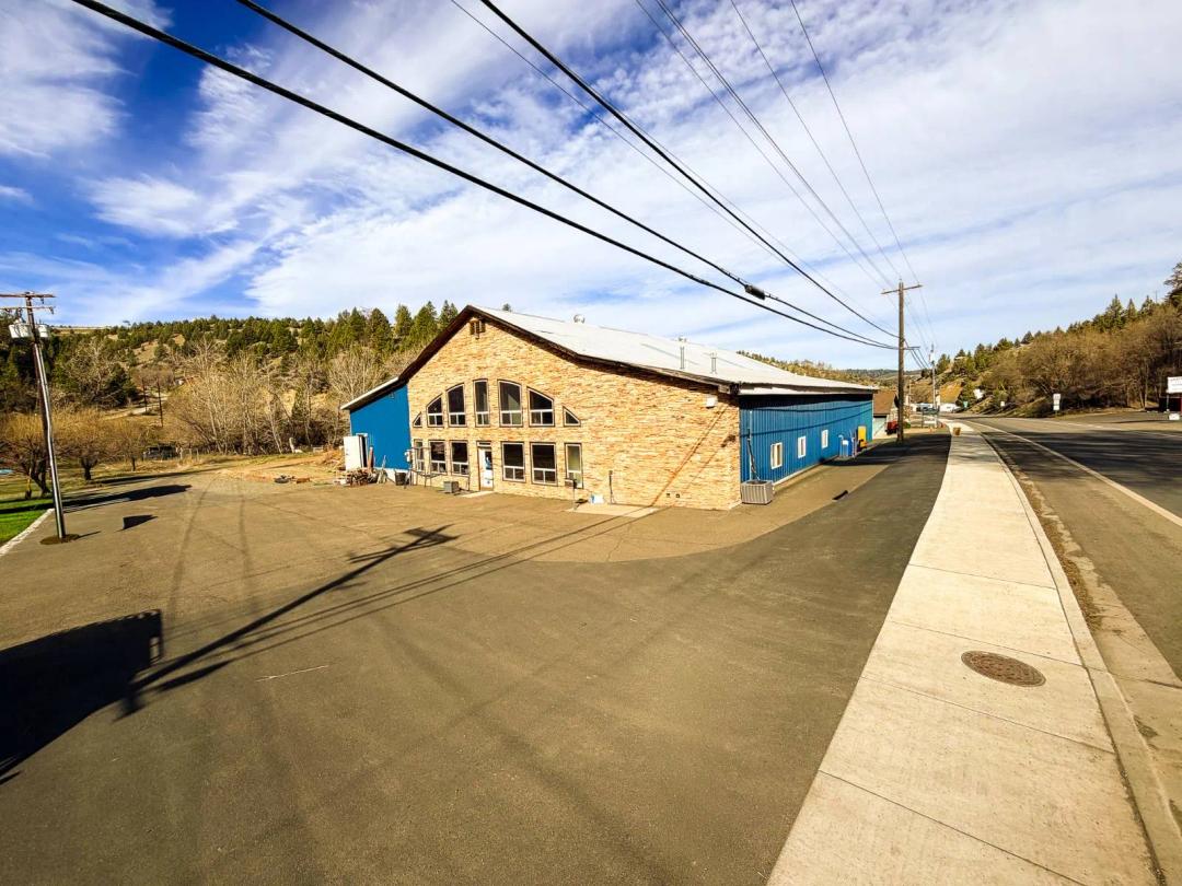 • Hwy 395 Frontage + 2.49 Acres •Industrial + Land = Opportunity