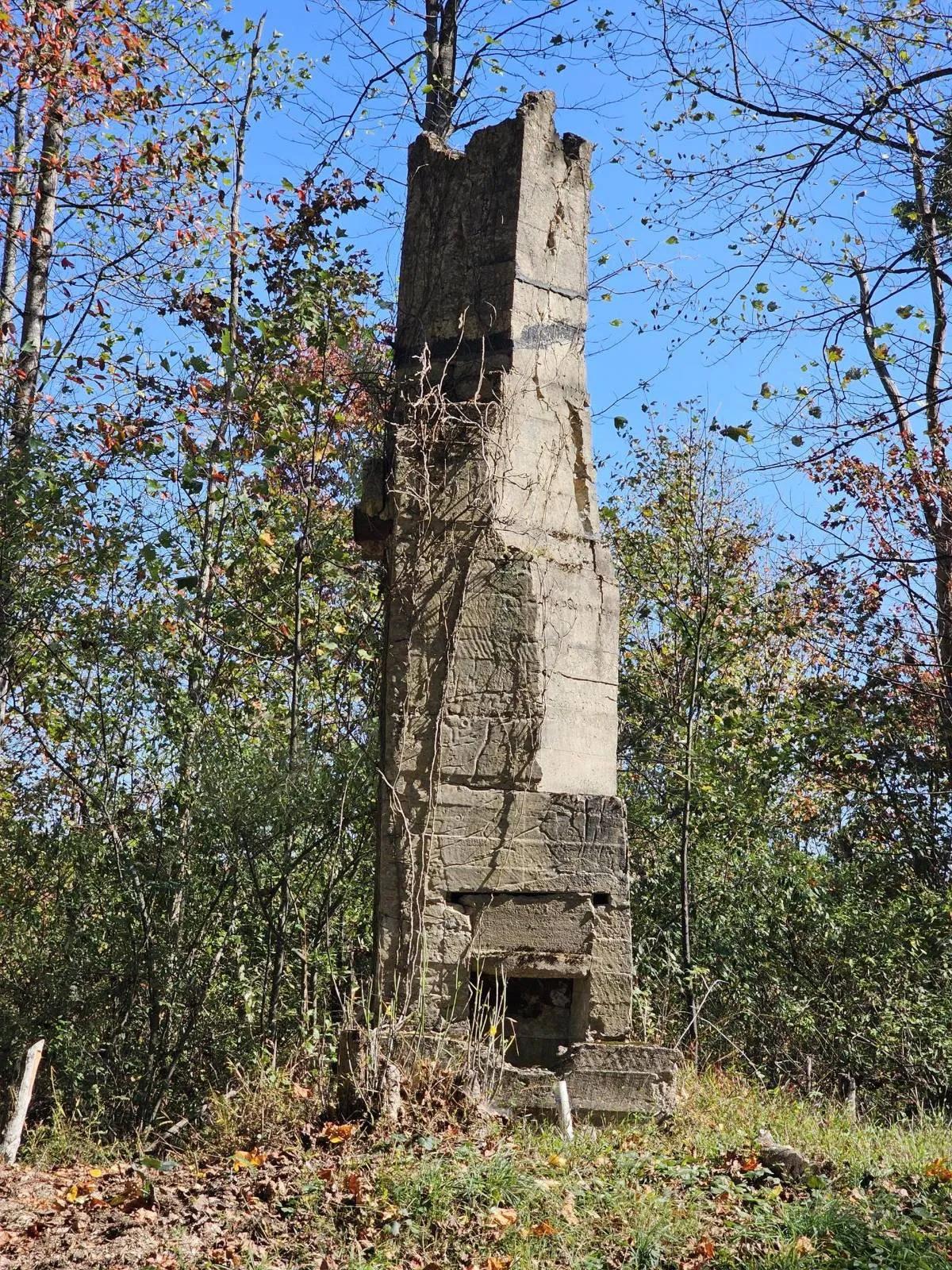 63880945-32