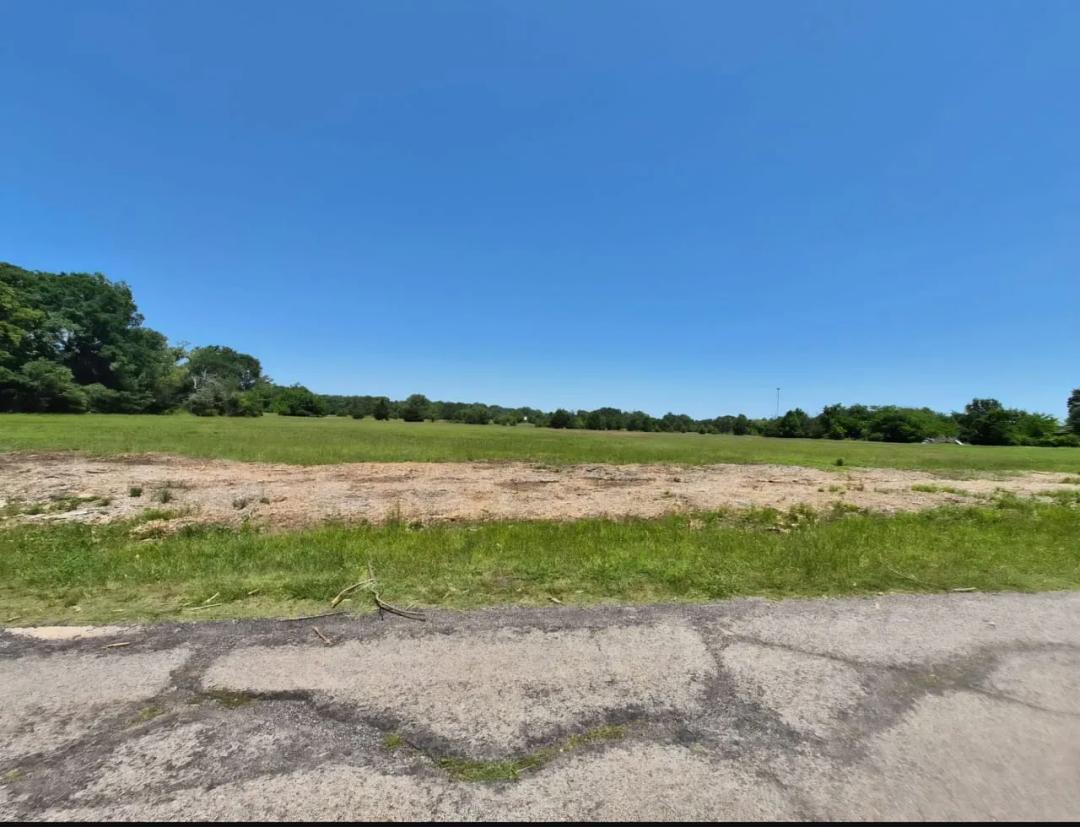 000 W Division Street Blossom, TX 75416