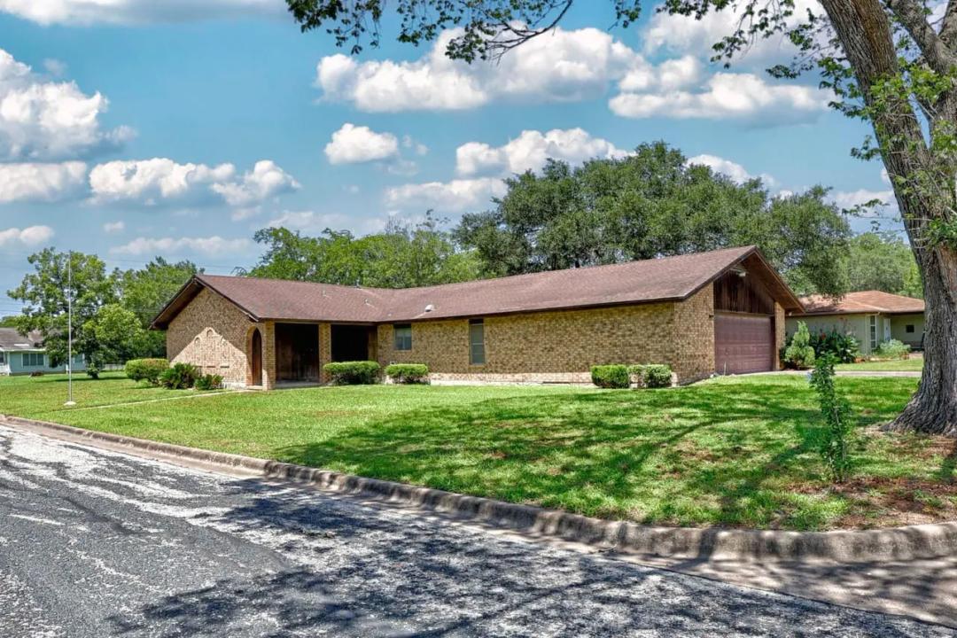 808 Herder Ave, Schulenburg