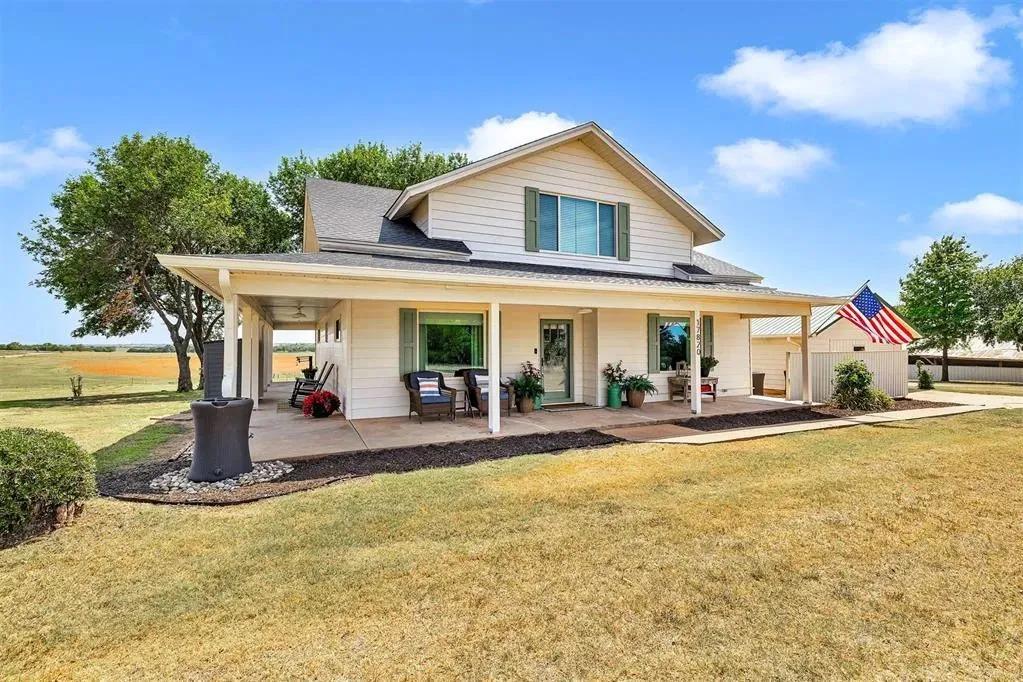Farmhouse on 8.8 Acres in Lindsay