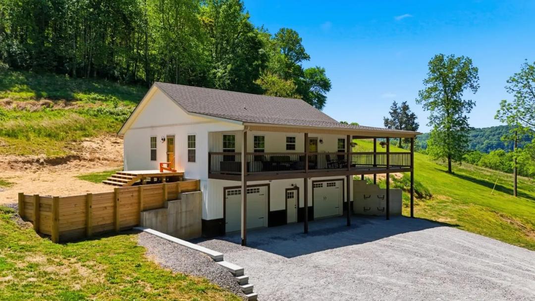 Peaceful Country Living with Privacy. 53 +/- acres located in Jackson County, Tennessee