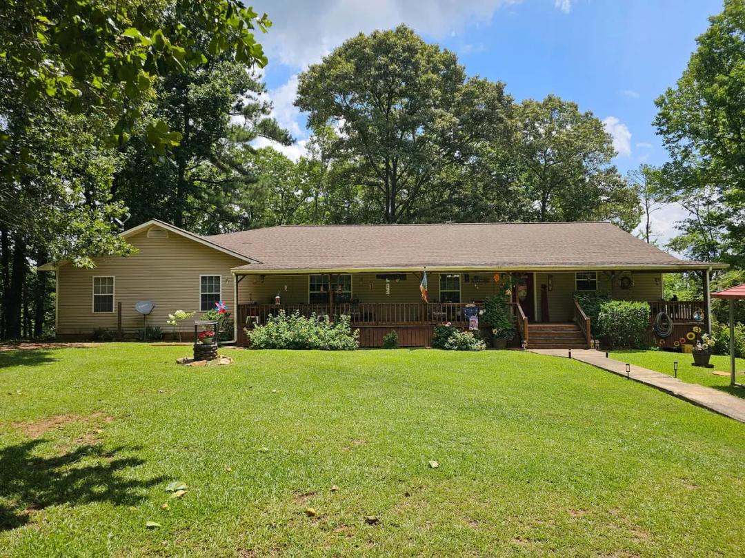 Private Home With Acreage in Roanoke, Alabama