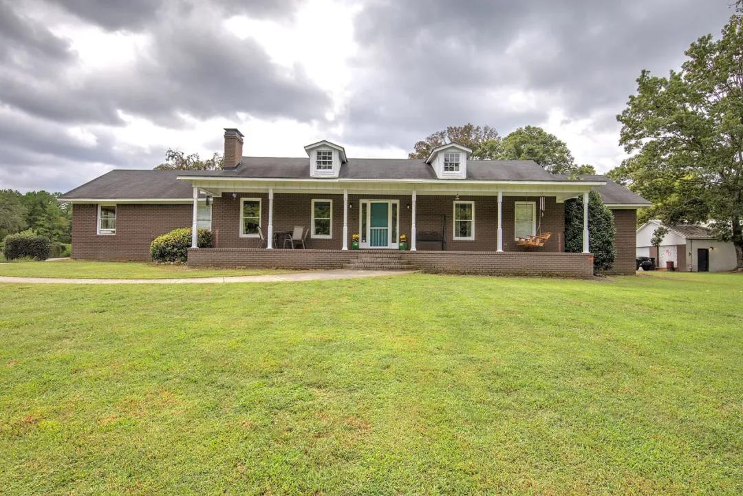 Country living on 5.49 beautiful acres in Silver Creek, Georgia!