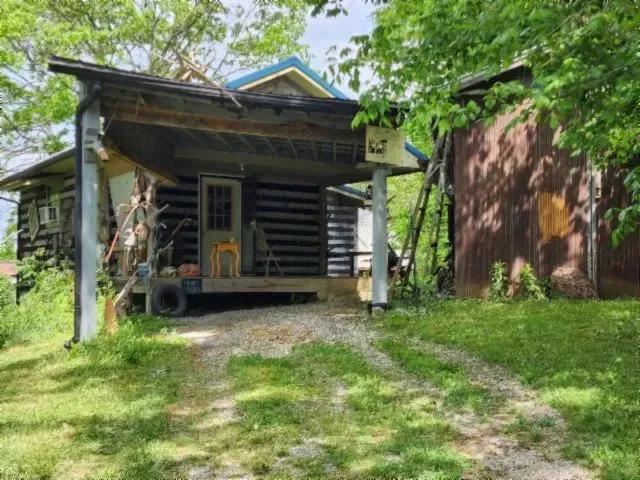 0.50 AC W/ A CABIN / BARN / OLD SPRING WELL / NO RESTRIC 