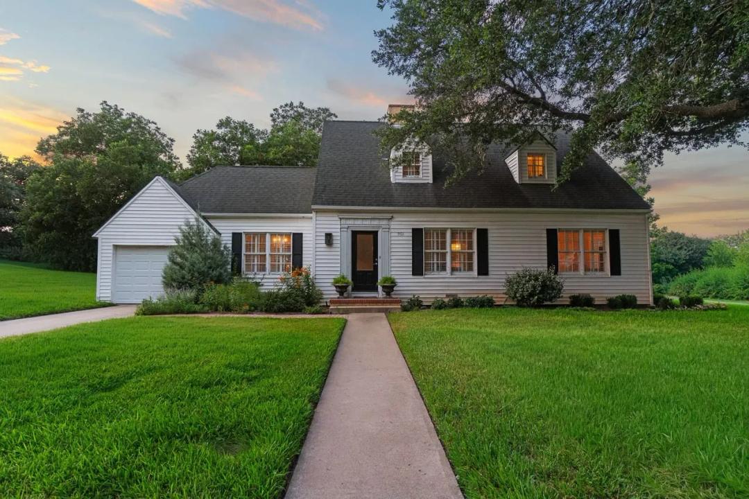 901 Anderson, Schulenburg - Elegant Tradition with Magazine-Worthy Style 