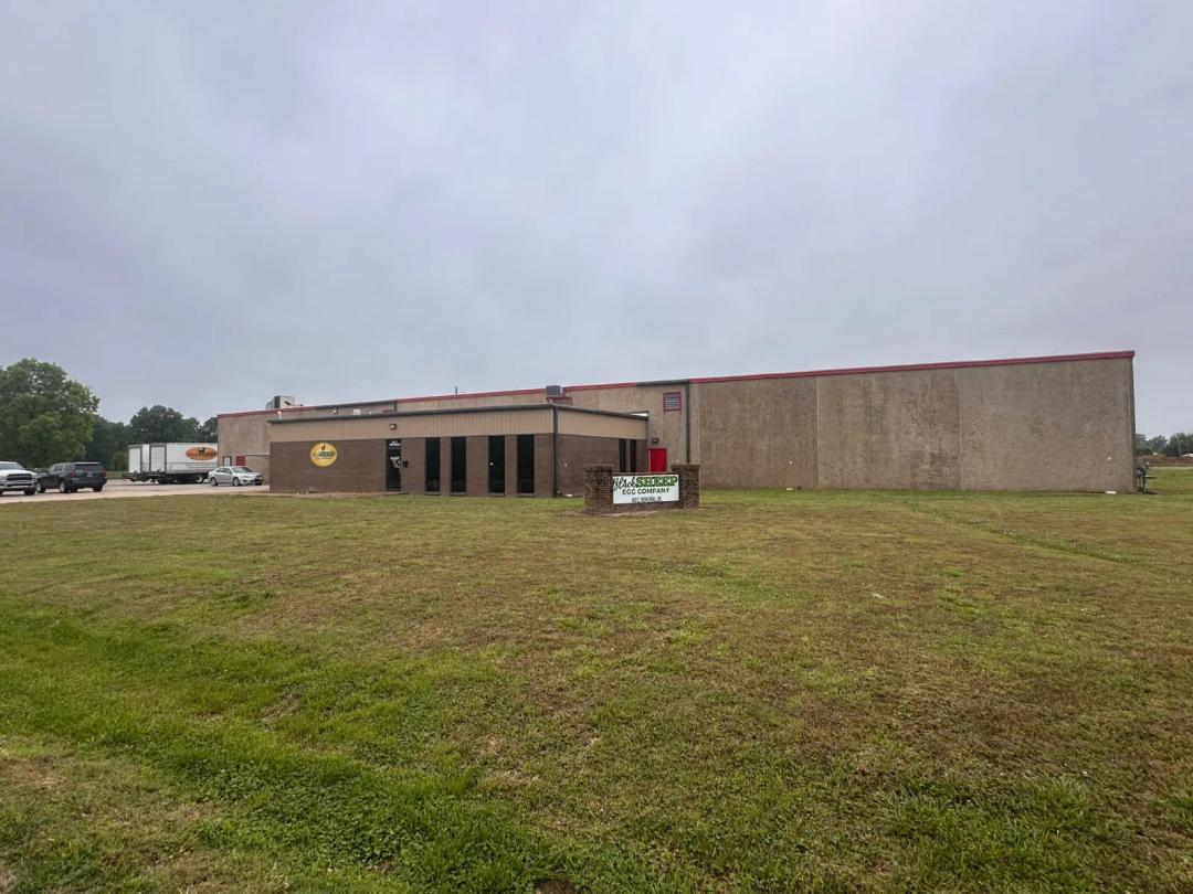 2H Bathrooms on 5.30 Acres at 400 Memorial Dr.