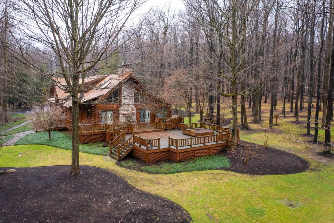 Spectacular custom-built home &amp; pond near ski resort in Clymer