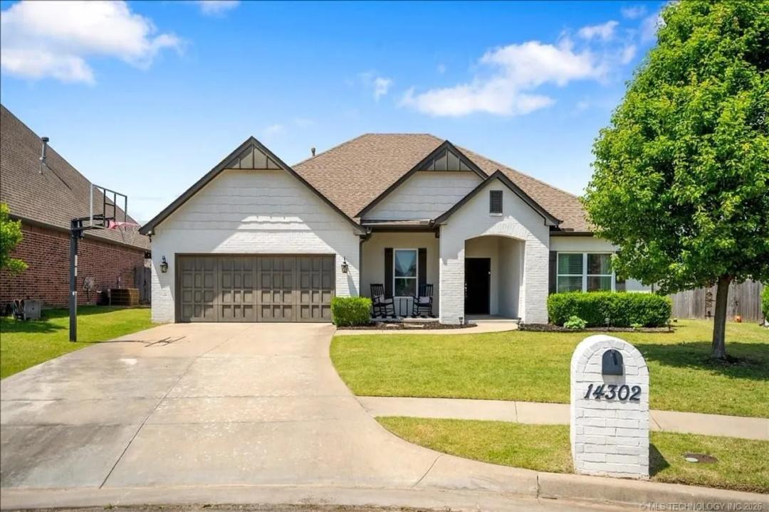 4-bedroom, 2-bath home in the highly sought-after Harvard Ponds community in Bixby