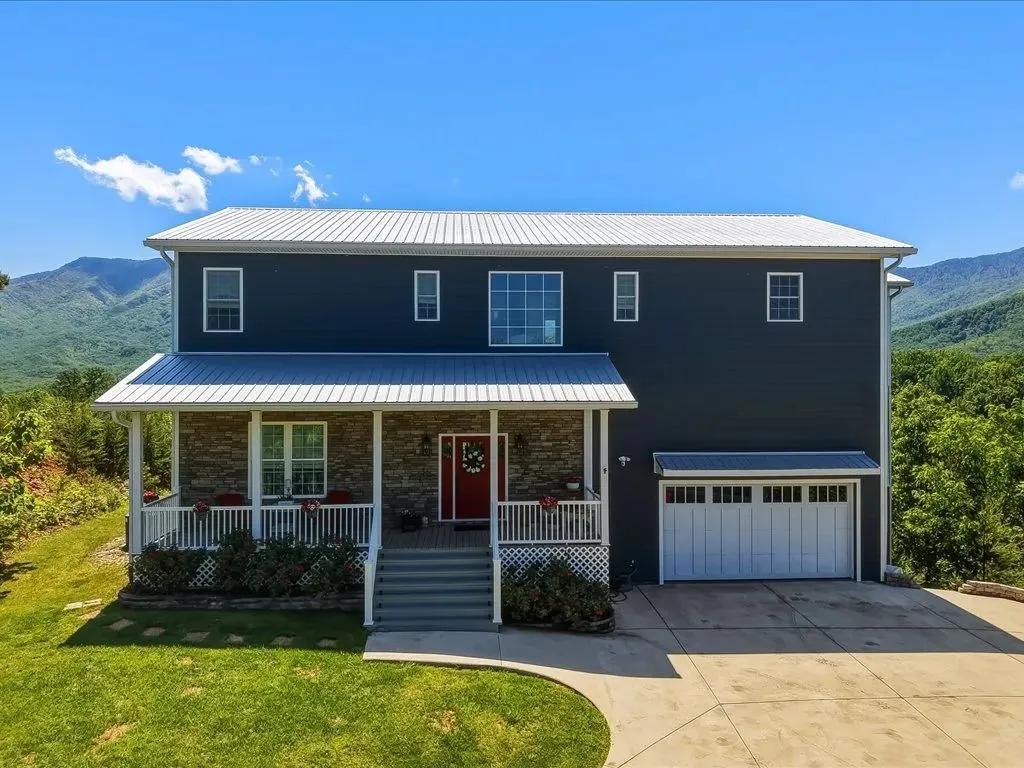 360-Degree Smoky Mountain Views, Gourmet Kitchen, and Elevator