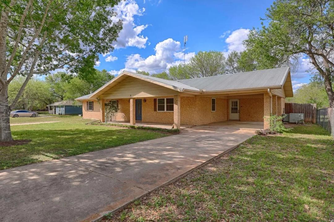 705 S La Grange St, Flatonia 