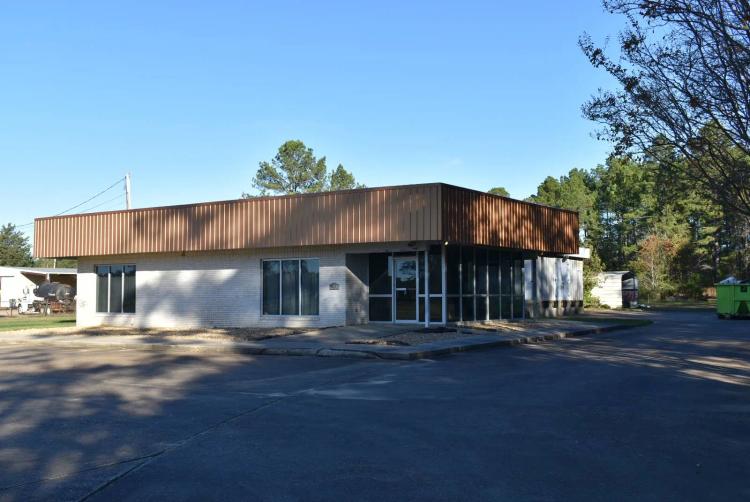 2H Bathrooms on 3.80 Acres at 611 US Highway 82 East