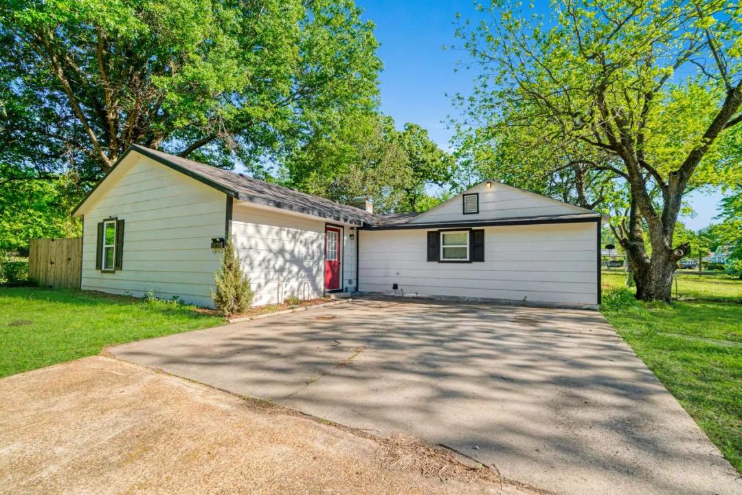 2 Bed Home on Double Lot in Paris, TX Great Starter Home