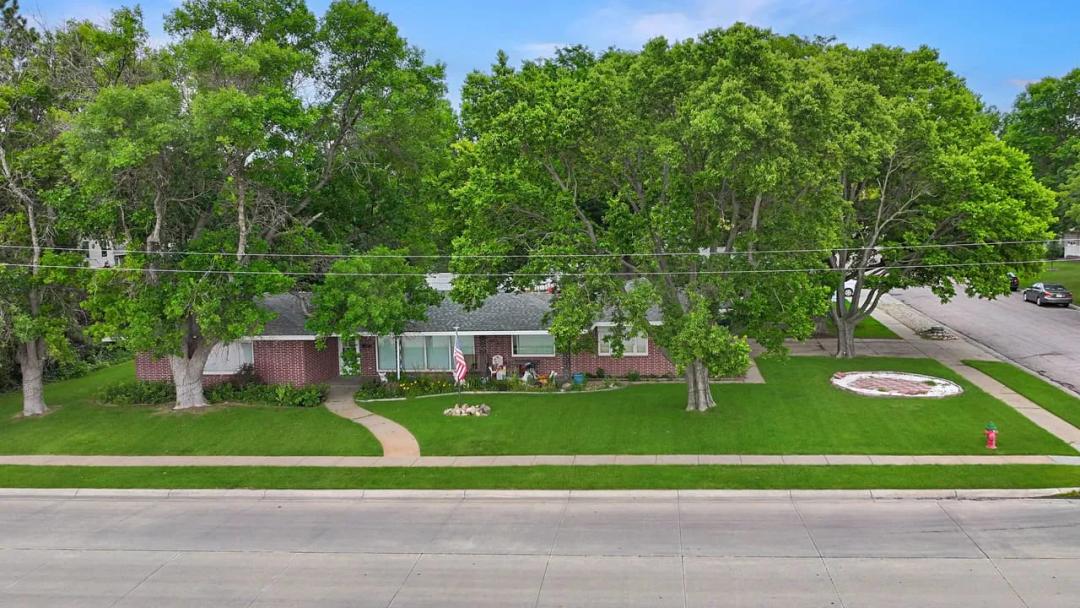 666 Cedar St, Chadron, NE 69337