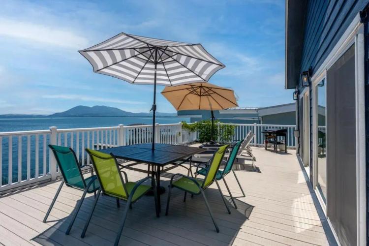 Luxurious Lakefront Living