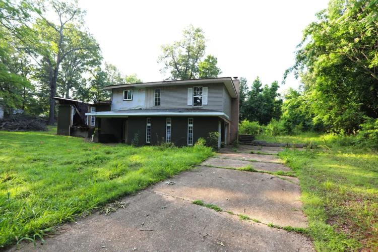 3-Bed Home on 1/2 an AC in Poplar Bluff, MO
