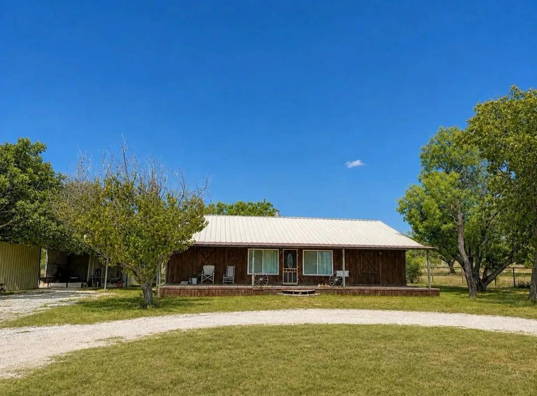 NEW LISTING!! 6.06 +/- Ac & Hm, 7710 US Highway 84 Lawn