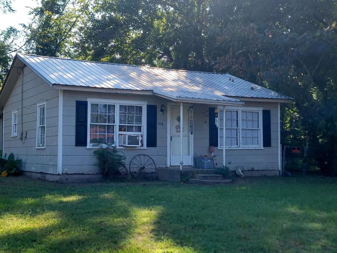 2/1 on a corner lot in New Boston!