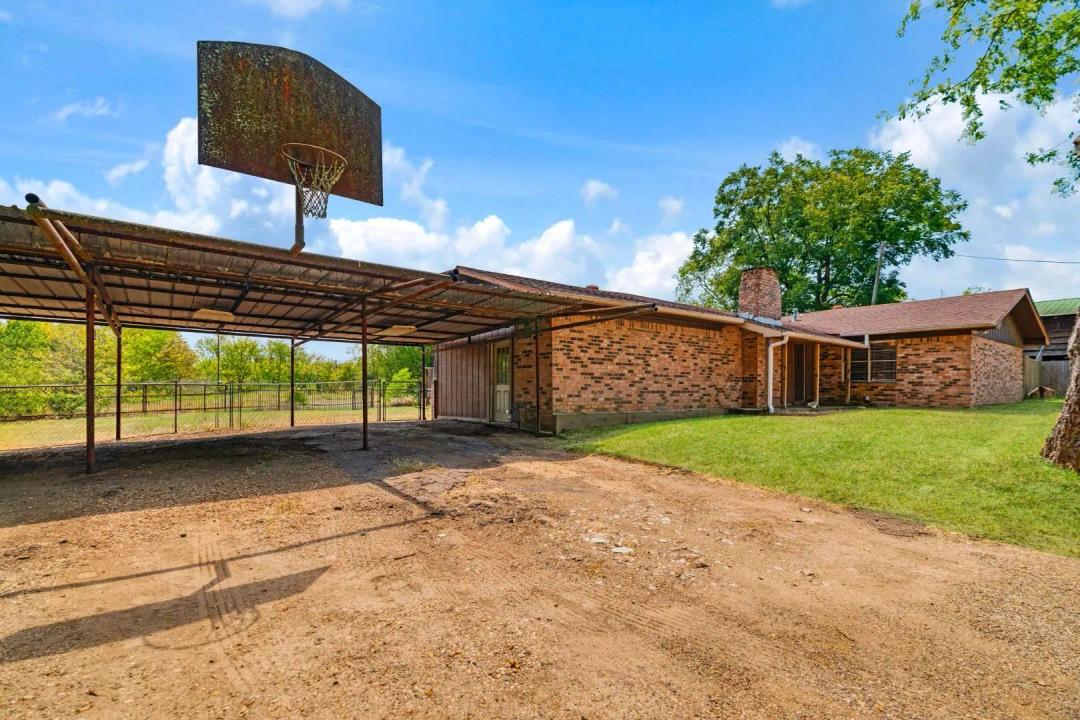 Nice home with Acreage In-Town in Talco, TX