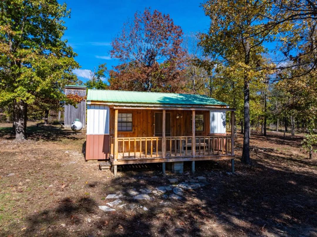 Hunting Cabin on 100 +/- Acres, Well Water, Electric, Fiber Internet, Wooded, Izard County, AR