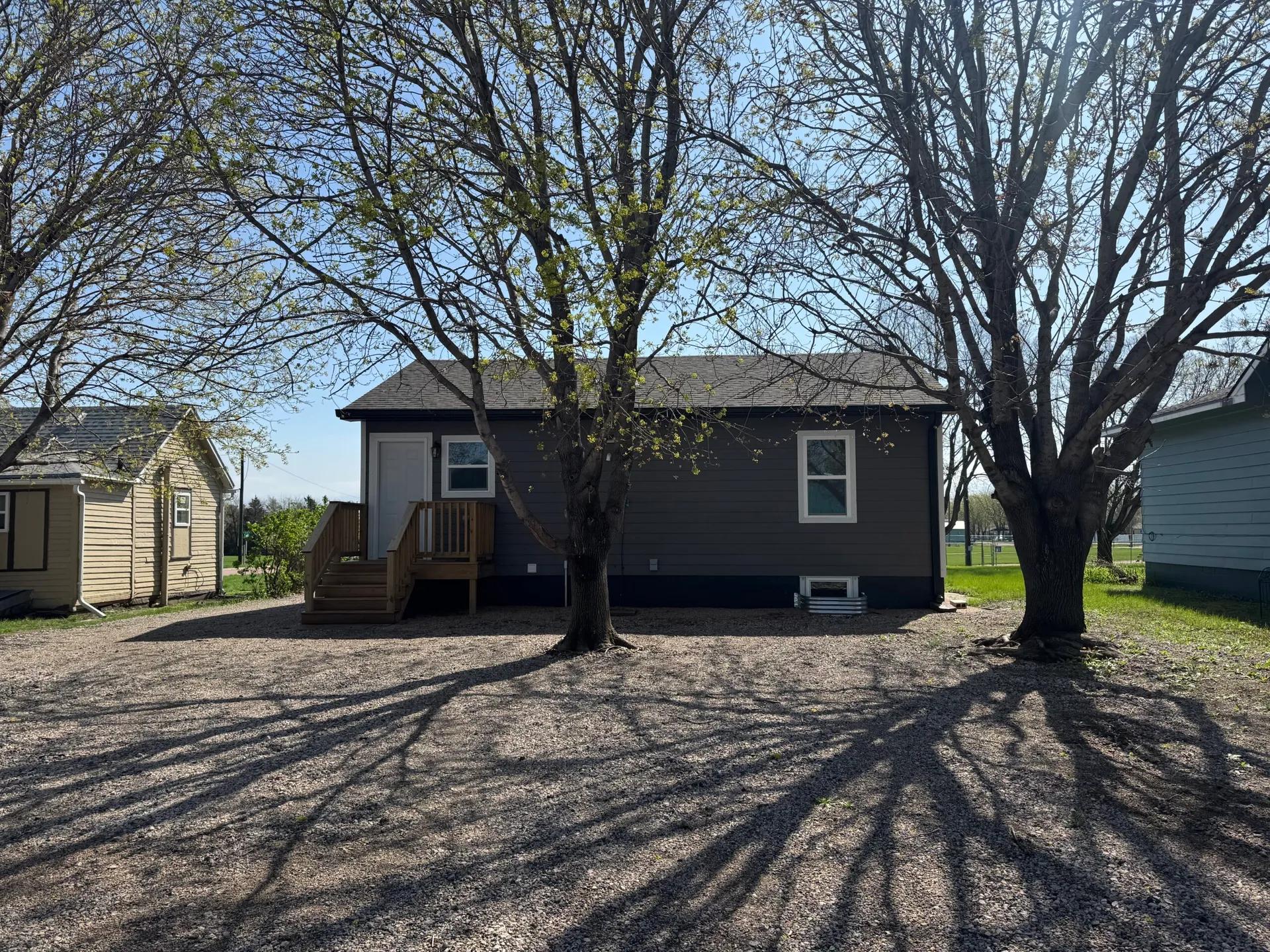 82183063-4
