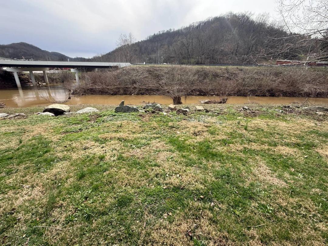 Small Lot bordering Little Kanawha River