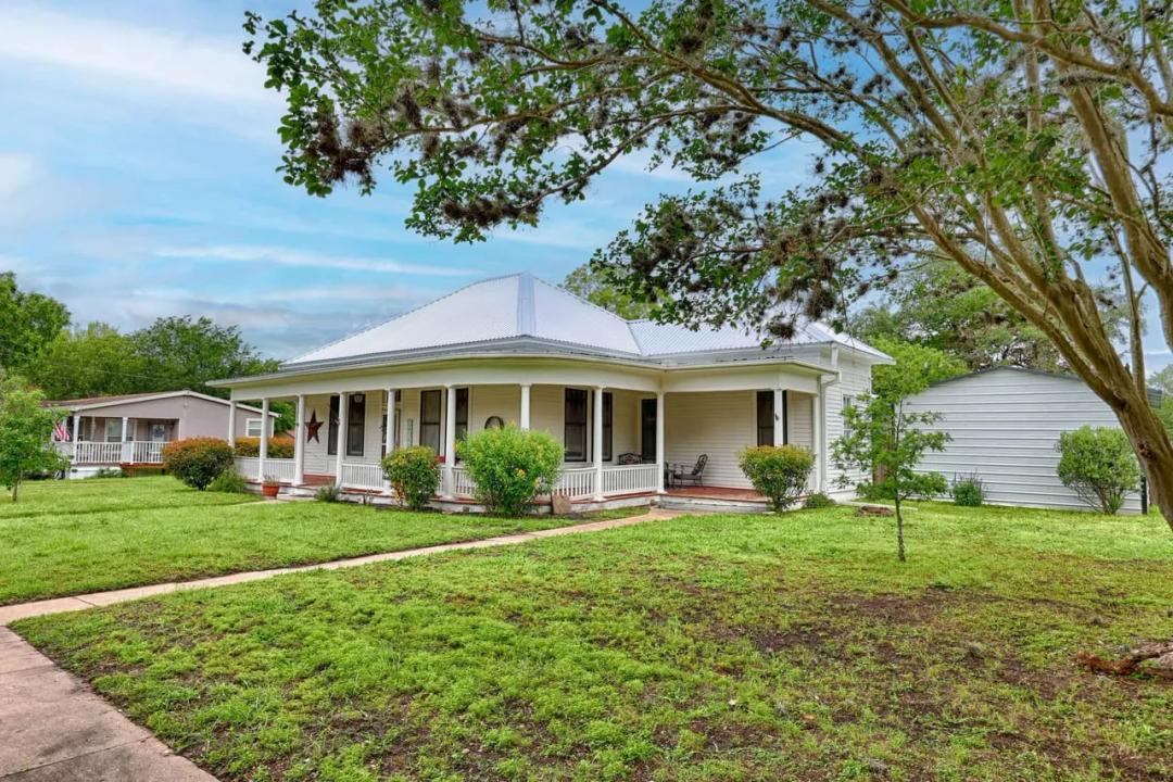 403 E 7th St, Flatonia